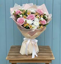 Букет цветов из:  Гвоздики, Орхидеи и Розы в Князе-Волконском