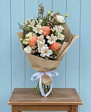 Букет цветов из:  Альстромерии, Лизиантусы, Розы и Хризантемы в Князе-Волконском