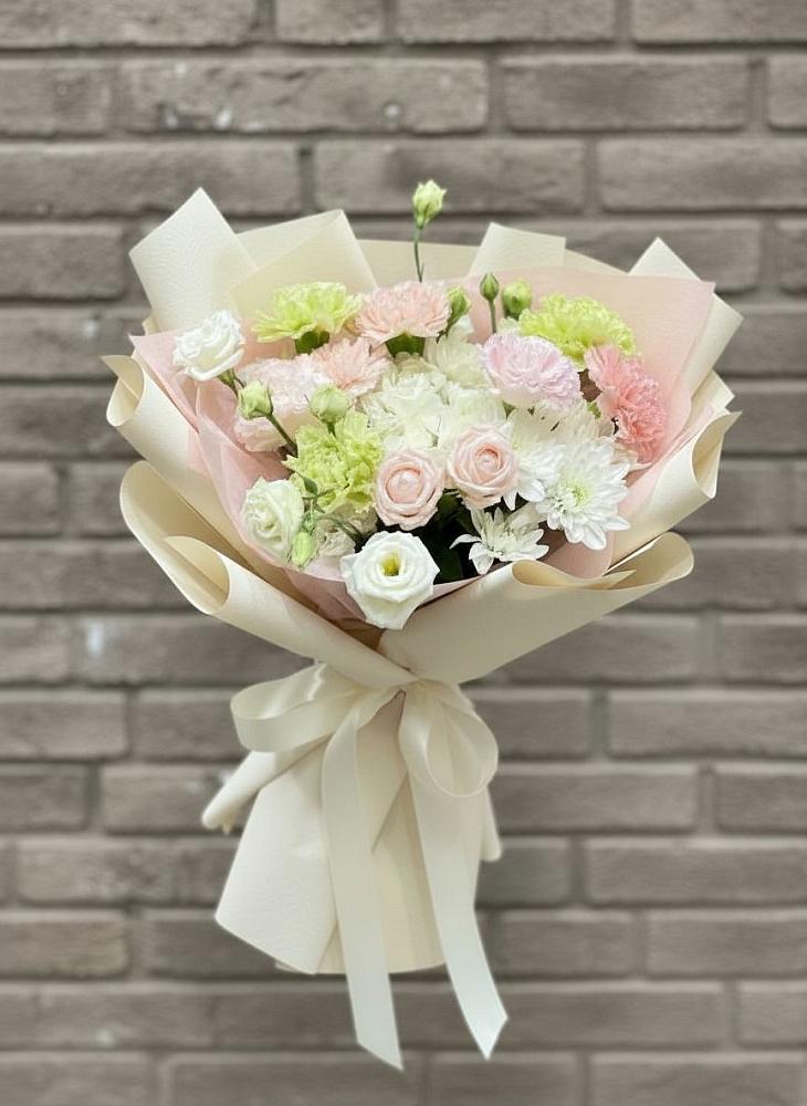Букет цветов из: Гвоздики, Розы, Лизиантусы и Хризантемы в Князе-Волконском