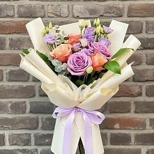 Букет цветов из:  Лизиантусы и Розы в Князе-Волконском