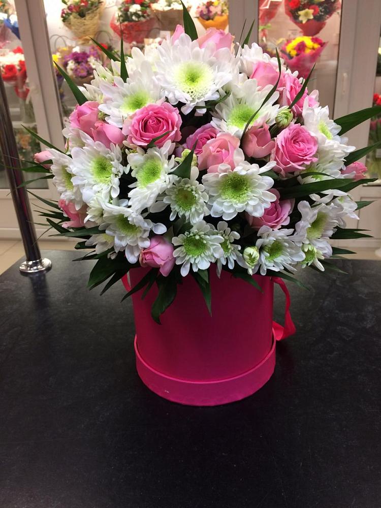 Цветочная композиция из Розы и Хризантемы в шляпной коробке в Князе-Волконском