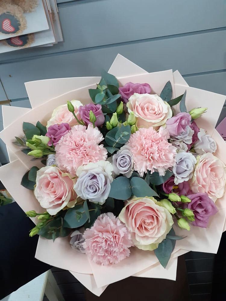 Букет цветов из: Розы, Гвоздики и Лизиантусы в Князе-Волконском