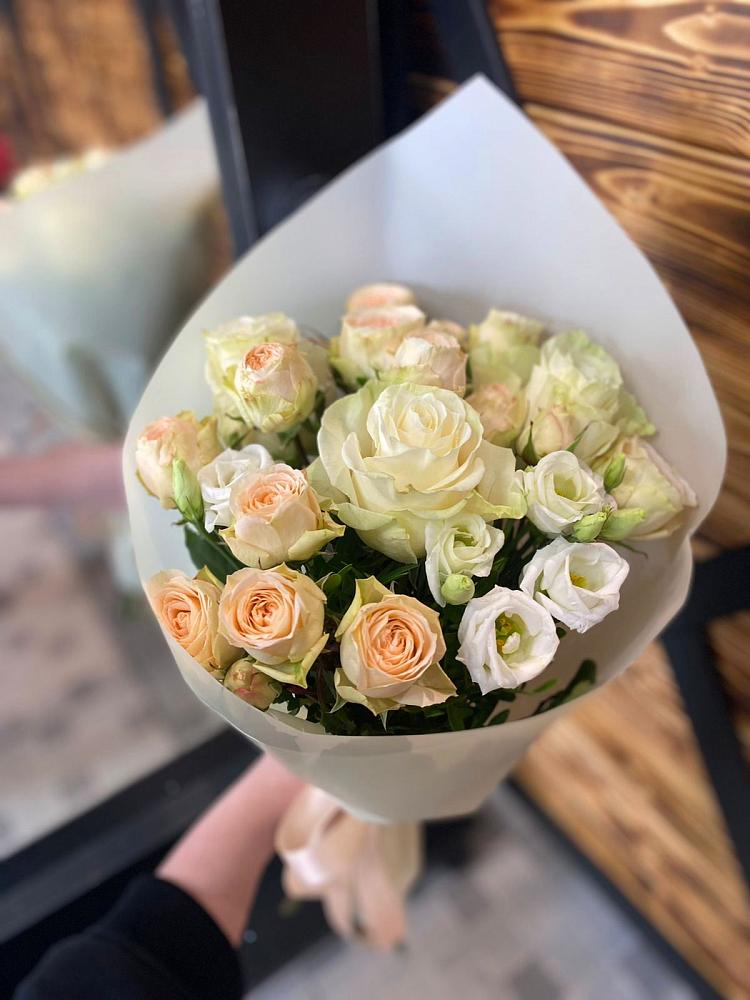 Букет цветов из: Розы и Лизиантусы в Князе-Волконском